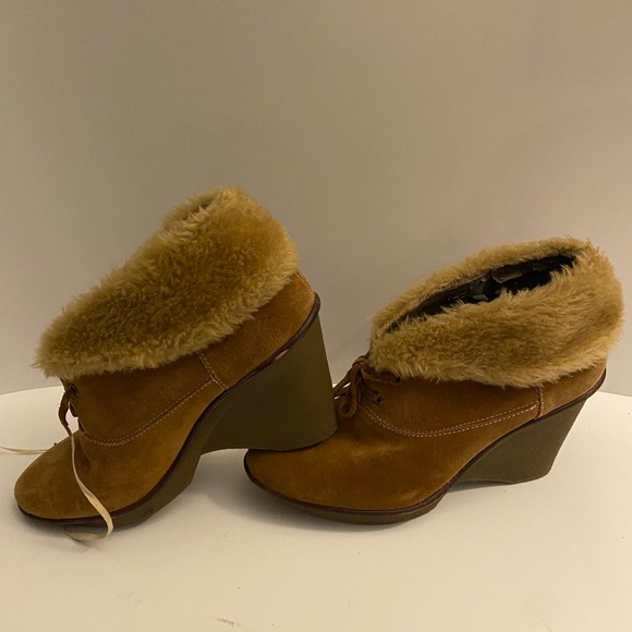 B makowsky wedge hill, brown suede ankle, boots with fur around the color size 8 - Picture 2 of 9